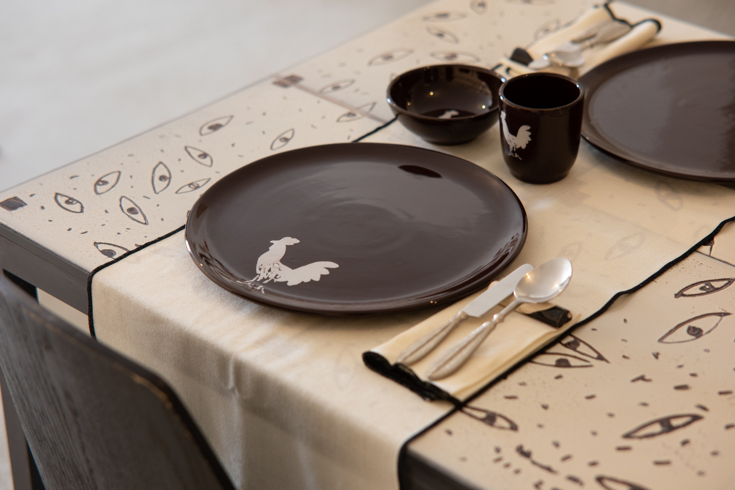 Set da tavola serie galli colore bruno by Kiasmo